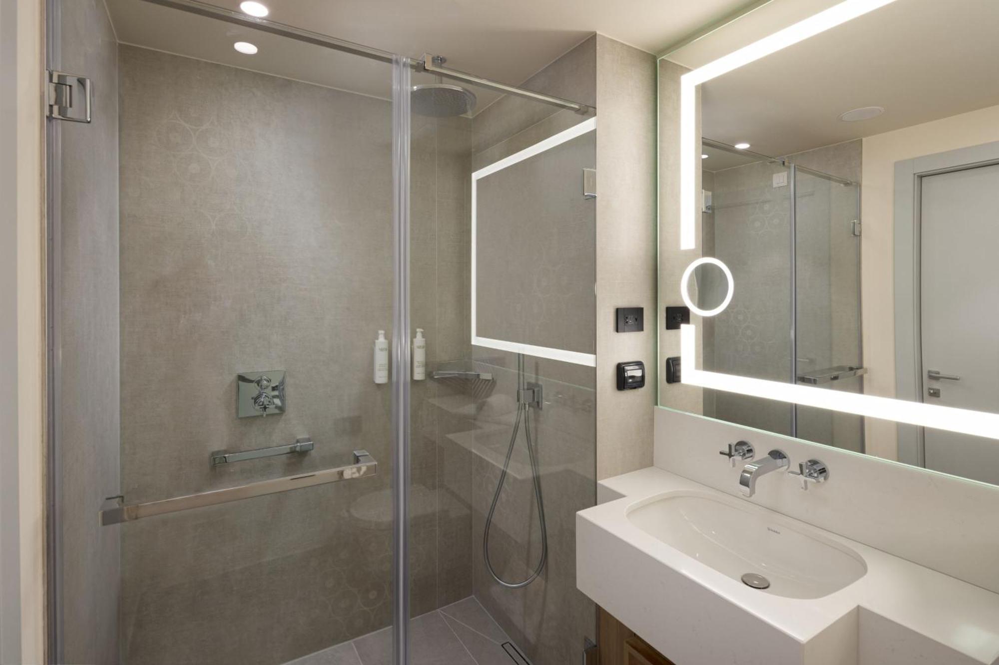 Courtyard By Marriott Cluj - Napoca Downtown Hotel ภายนอก รูปภาพ