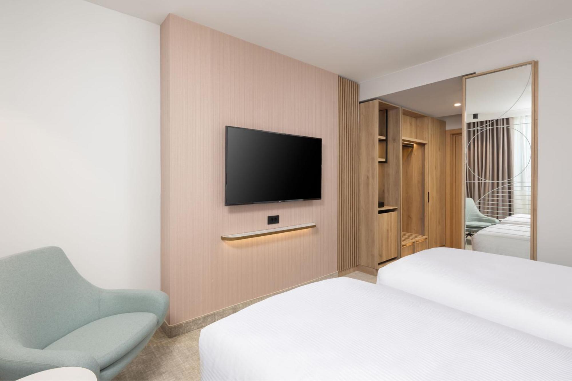 Courtyard By Marriott Cluj - Napoca Downtown Hotel ภายนอก รูปภาพ